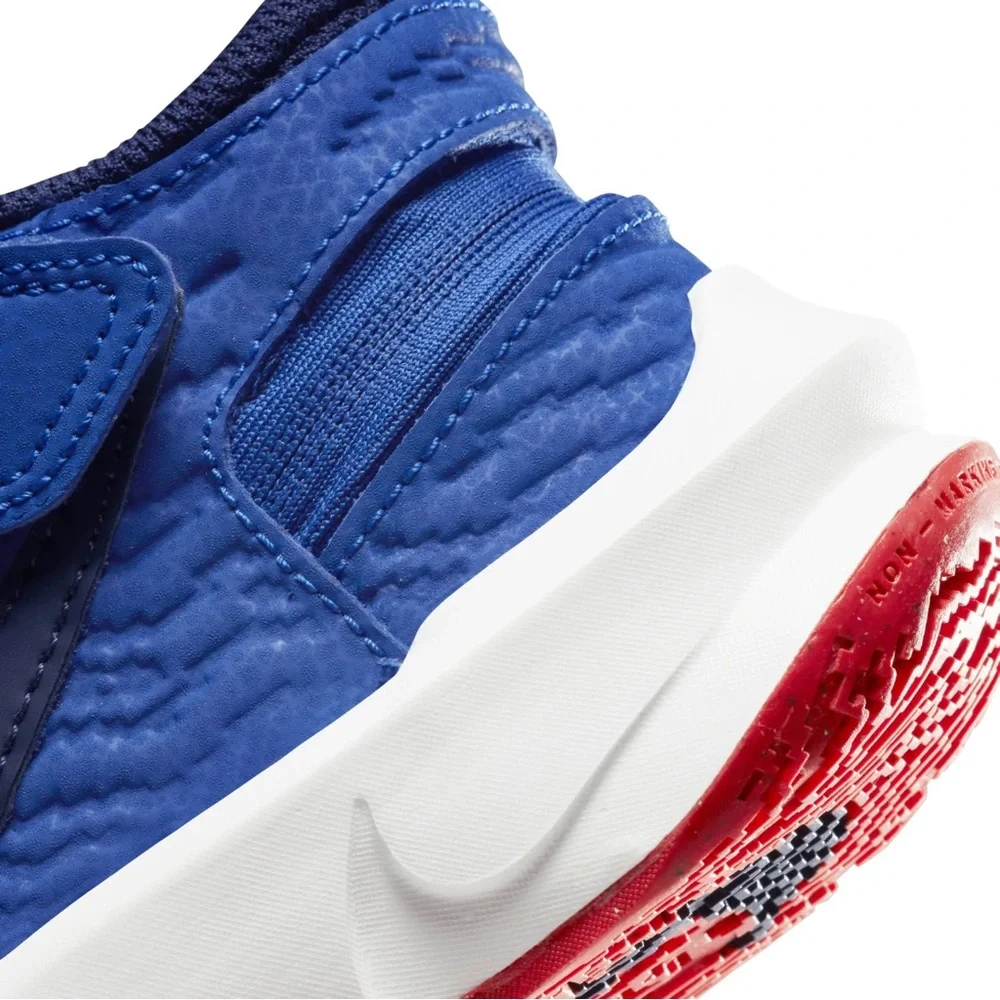 Nike Team Hustle D10 Flyease Kids‎ White and Blue Basketball Sneakers Size 13C